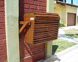 Lixeira feita de madeira Lixeira feita de madeira