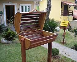 Lixeira feita de madeira Lixeira feita de madeira