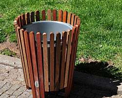 Lixeira feita de madeira Lixeira feita de madeira