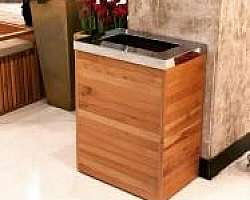 Lixeira feita de madeira Lixeira feita de madeira